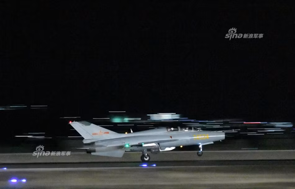 Tính tới năm 2013, Trong kho dự trữ của Không quân Trung Quốc đang có tổng cộng 728 chiến đấu cơ J-7. Nguồn ảnh: Sina.