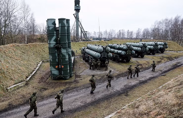 Người phát ngôn của Lầu Năm Góc cho biết, "Chúng tôi đã chuyển mối quan tâm của mình tới các quan chức Thổ Nhĩ Kỳ về việc nước này mua các tổ hợp S-400. Và tái khẳng định một hệ thống phòng thủ tên lửa tương thích của NATO vẫn là lựa chọn tốt nhất để bảo vệ Thổ Nhĩ Kỳ khỏi toàn bộ các mối đe dọa trong khu vực." Nguồn ảnh: TASS.