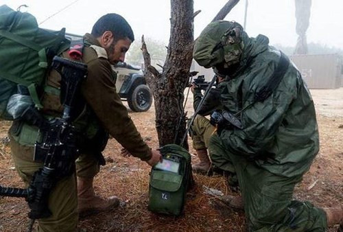 Binh sĩ Israel sử dụng thiết bị “smartphone chiến đấu”. Ảnh: Fastnews Binh sĩ Israel sử dụng thiết bị “smartphone chiến đấu”. Ảnh: Fastnews