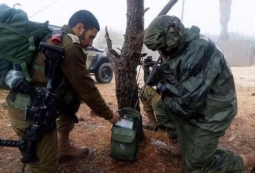 Binh sĩ Israel sử dụng thiết bị “smartphone chiến đấu”. Ảnh: Fastnews