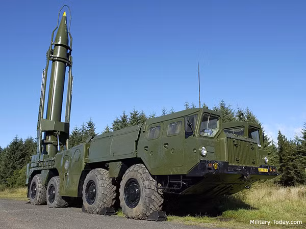 Tên lửa Scud trên xe phóng MAZ-543 (8x8). Ảnh: Military.
