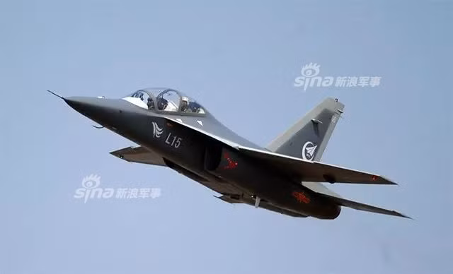 Nếu so sánh với các mẫu máy bay huấn luyện đa năng khác trên thế giới L-15 có mức giá khá cạnh tranh, khi Yak-130 của Nga có mức giá hơn 15 triệu USD, T-50 của Hàn Quốc lên tới 20 triệu USD và M-346 của Italy cũng xấp xỉ hơn 20 triệu USD. Do đó giá thành rẻ sẽ trở thành một trong những lợi thế lớn của L-15 khi xuất khẩu. Nguồn ảnh: Sina.