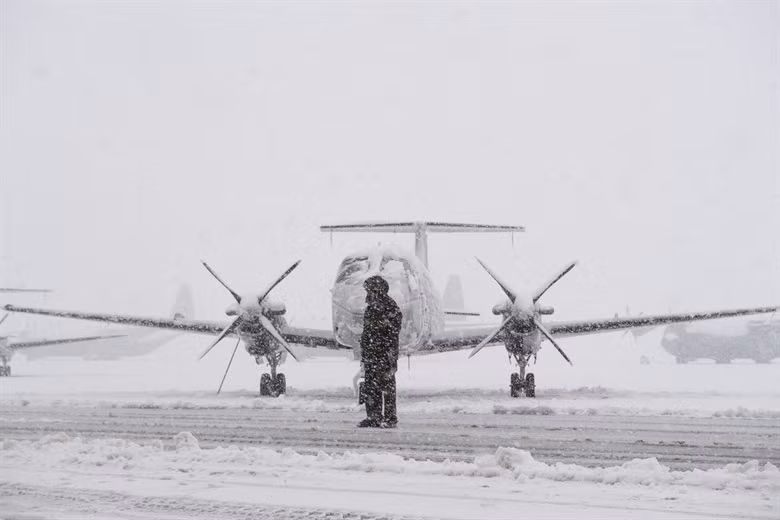 Nếu không đủ số lượng máy cào tuyết, rất có thể khi đường băng vừa dọn sạch góc này, góc kia tuyết đã lại rơi dày trở lại. Và một đường băng quân sự tiêu chuẩn có chiều dài lên tới hơn 3 km và rộng khoảng 100 mét. Nguồn ảnh: Yokota.