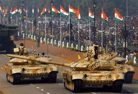 Hiện tại, trong kho vũ khí của Ấn Độ có tới 1650 chiếc xe tăng chủ lực chiến trường loại T-90. Trong đó bao gồm các phiên bản T-90S Bhishma và phiên bản T-90M do Nga sản xuất. Nguồn ảnh: IBT.