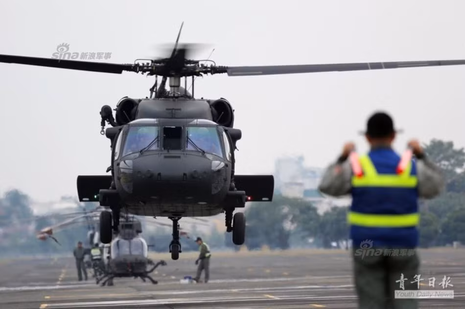 Thực tế, Đài Loan đã sở hữu trực thăng S-70 bản dân sự của UH-60 từ những năm 1986 chuyên sử dụng vào nhiệm vụ tìm kiếm, cứu hộ. Tuy nhiên phải tới năm 2010, phía Mỹ mới đồng ý bán cho Đài Loan phiên bản UH-60M bản quân sự. Nguồn ảnh: Sina.