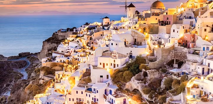 Venice, Ý. Không có gì duyên dáng hơn thành phố mơ mộng này. Thưởng thức món mì ống dưới ánh nến hay tản bộ dưới ánh trăng lung linh đều rất thú vị. Nếu bạn đi vào mùa đông, khách du lịch ít hơn nhiều so với tháng 6 và tháng 7, có nghĩa là bạn sẽ nhận được nhiều dịch vụ tốt hơn về khách sạn, chuyến bay và đồ ăn.