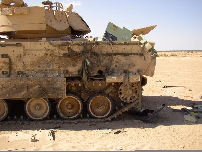 Điểm tiếp theo là các loại xe tăng được sử dụng nhiều hiện nay lại thường là các loại xe tăng được các cường quốc giao cho các nước thứ ba tham chiến. Điều này có nghĩa là các loại xe tăng này sẽ không được trang bị tận răng như những gì nó đã được quảng cáo trước đó và sẽ dễ tổn thương hơn trước các loại súng chống tăng. Nguồn ảnh: Malaysia.