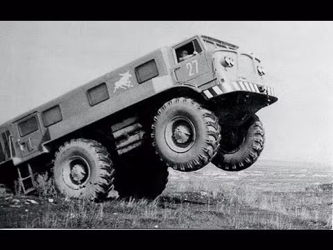 Theo đó mục đích Liên Xô tạo ra ZIL-E-167 là nhằm phục các chương trình thăm dò và khai thác nhiên liệu hóa thạch tại Serbia vùng đất vốn quanh năm bị bao phủ bởi băng tuyết. Và với hệ thống động cơ cực mạnh kết hợp bộ dẫn động 6 bánh độc lập, ZIL-E-167 hoàn toàn có thể vượt mọi loại địa hình ở Serbia thời bấy giờ. Nguồn ảnh: RTM.