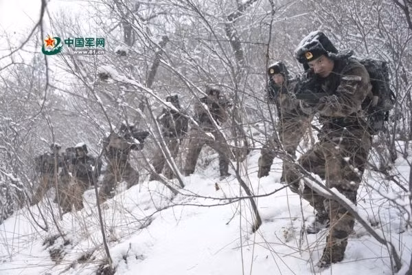 Tuy nhiên, cư dân mạng Trung Quốc lại lên tiếng phản đối kiểu trang phục này vì nó hoàn toàn không có tác dụng ngụy trang trong môi trường tuyết trắng. Nguồn ảnh: Sina.