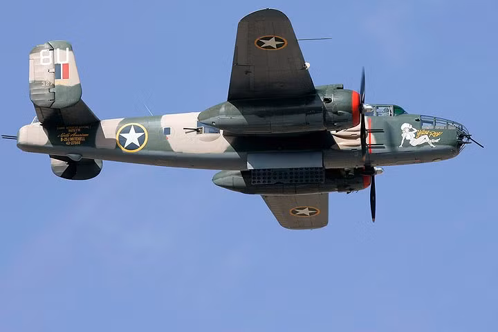 Máy bay được sơn ngụy trang màu xanh và cát. Ước tính trên thế giới hiện nay còn 35 chiếc B-25 như thế này.