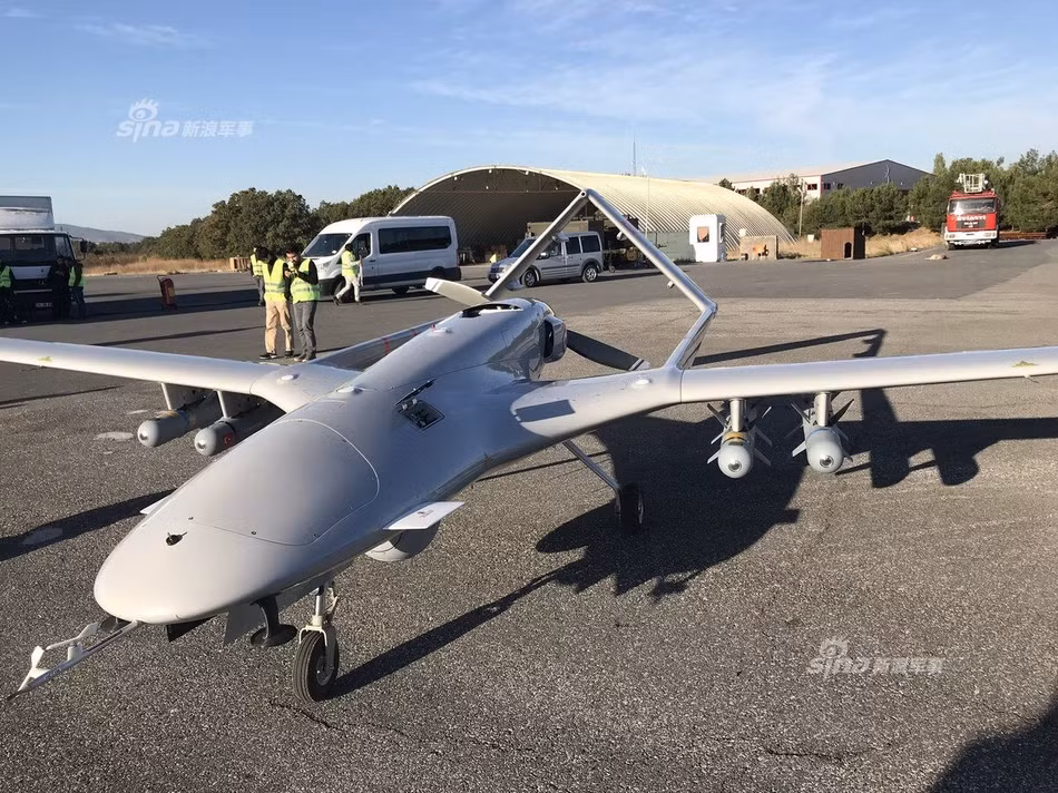 Tham gia các cuộc không kích của Thổ Nhĩ Kỳ ở miền bắc Syria còn có các máy bay không người lái có vũ trang loại Bayraktar mới nhất của nước này. Nguồn ảnh: Sina.