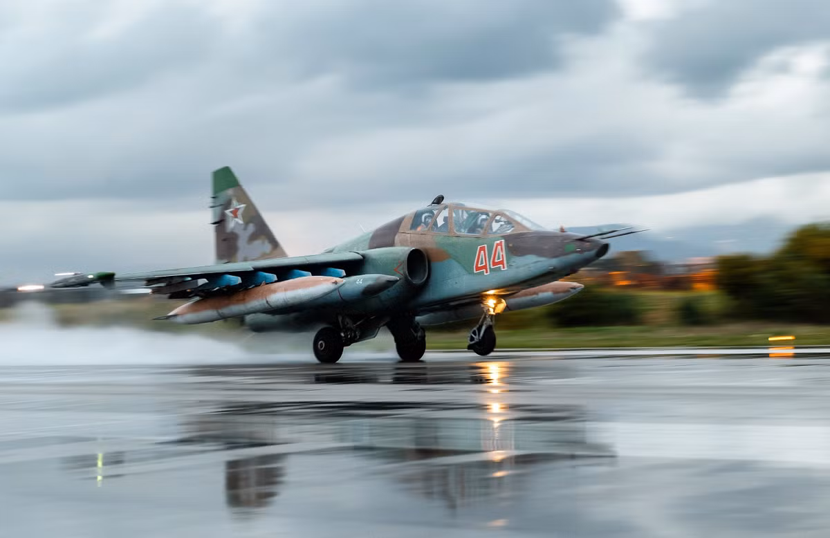 Được thiết kế để tối đa hóa khả năng chống tăng và chi viện không quân trực tiếp hay còn gọi là hỗ trợ hỏa lực tầm gần cho các đơn vị bộ binh mặt đất, Su-25 đã ra đời từ năm 1975 và nay đã có tổng số 1056 chiếc được sản xuất. Nguồn ảnh: Sputnik.