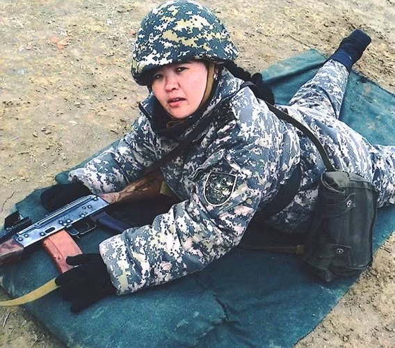 Trong quân phục mùa đông trên thao trường.