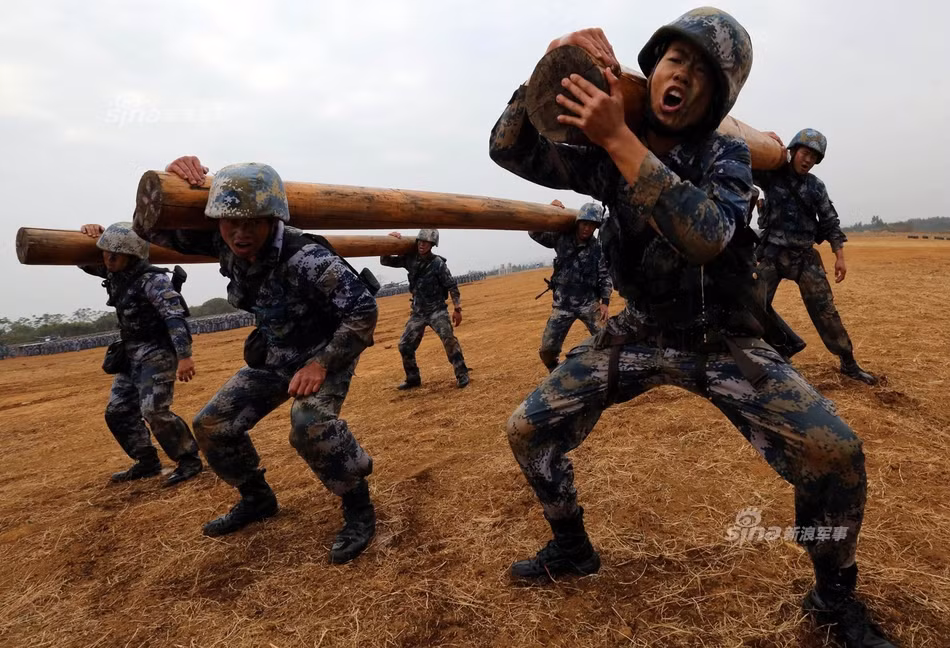 Các bài huấn luyện cũng có phần giống với các lực lượng quân đội của phương Tây. Nguồn ảnh: Sina.