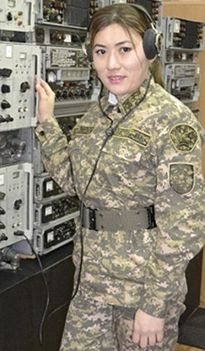 Đây có lẽ là nữ chiến sĩ thông tin.