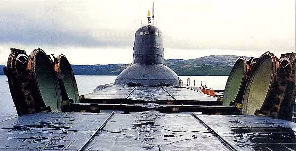 Với số lượng vũ khí mang theo thuộc vào hàng khổng lồ, kèm theo đó là khả năng lặn sâu, biến mất hoàn toàn khỏi các thiết bị trinh sát, theo dõi của đối phương, rõ ràng việc Nga loại biên hai trên tổng số ba chiếc tàu ngầm loại này khỏi biên chế sẽ khiến NATO "mừng khôn siết" vì bớt đi một nỗi lo. Nguồn ảnh: Naval.