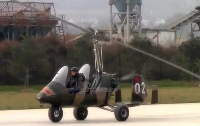 Tuy khá đơn giản trong thiết kế cũng như vận hành nhưng phi công của Gyrocopter vẫn phải trải qua các chương trình hay huấn luyện bay nghiêm ngặt của Không quân Trung Quốc. Nguồn ảnh: Sina.