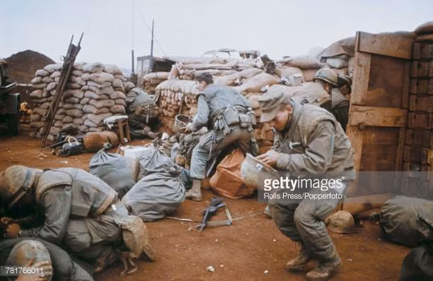 Với những trận pháo kích liên tục, dai dẳng và cực kỳ chính xác, hàng vạn quân Mỹ trong căn cứ Khe Sanh chỉ biết nằm rạp xuống chiến hào để tránh mảnh pháo. Nguồn ảnh: Gettyimg.