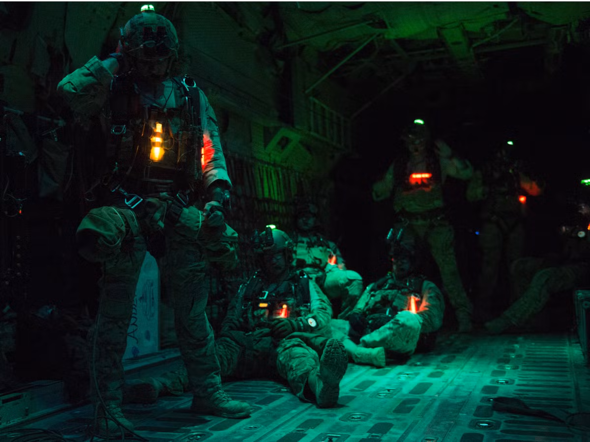 Lính dù của Sư đoàn Dù 82 đang chờ được đưa tới điểm hẹn để huấn luyện nhảy dù ban đêm. Nguồn ảnh: BI.