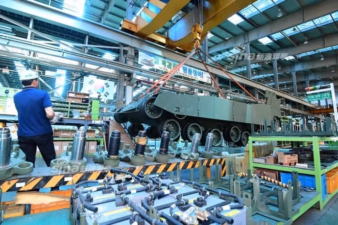 Cụ thể, phía Bộ Quốc phòng Hàn Quốc và Pakistan đã đạt được nhiều thỏa thuận hợp tác quân sự trong năm vừa rồi, theo đó hai nước sẽ cùng tham gia trao đổi công nghệ trong lĩnh vực quốc phòng với nhau, đặc biệt là hai lĩnh vực đóng tài và sản xuất thiết bị công nghệ cao. Nguồn ảnh: Sina.