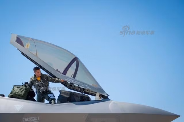 Phi công Mỹ đang tiến vào buồng lái chiếc F-35, đây là chiếc chiến đấu cơ "trẻ" nhất trong Không quân Mỹ và cũng là chiếc phi cơ đắt nhất, hiện đại nhất thế giới ngày nay. Nguồn ảnh: Sina.