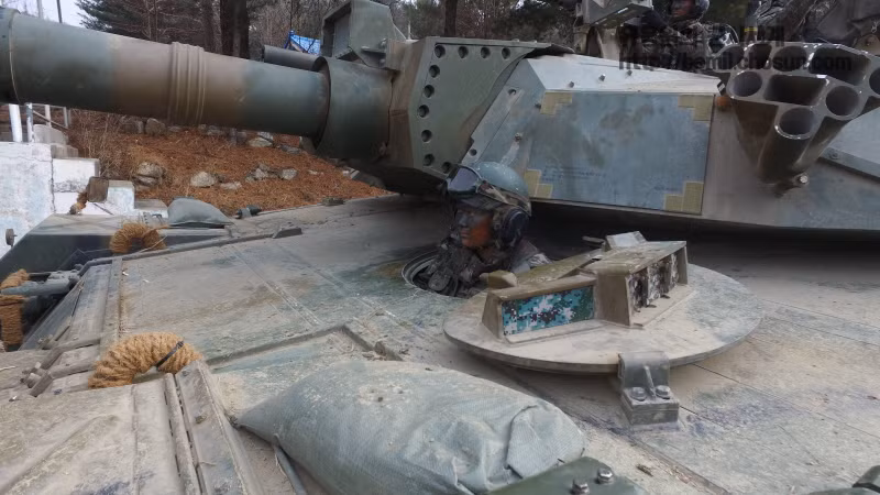 Cận cảnh vị trí lái xe của xe tăng K-2 và người nữ quân nhân hiếm hoi trong quân đội Hàn Quốc được vinh dự ngồi vào vị trí này. Ảnh: Chosun.