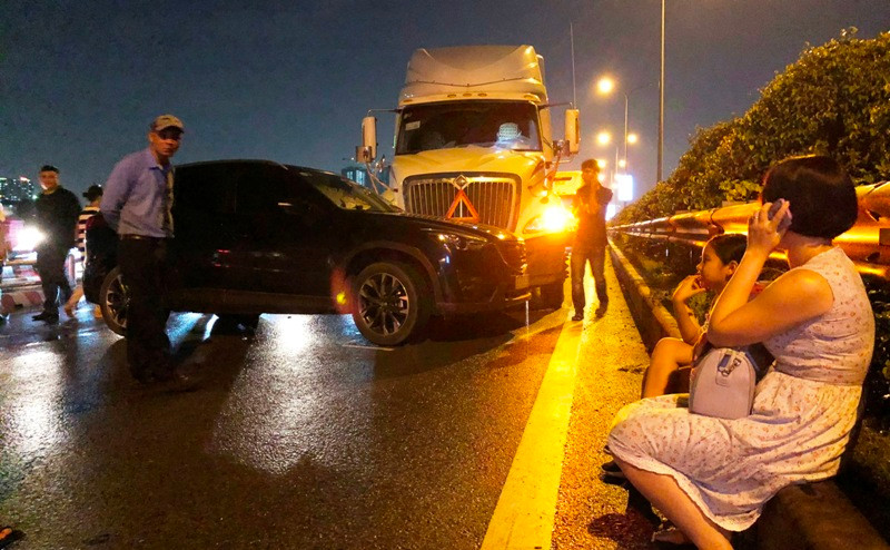 Chiếc ôtô Mazda CX5 chở nhiều người, trong đó có trẻ nhỏ khi gần đến nút giao cầu vượt Đỗ Xuân Hợp thì bị xe đầu kéo container tông trúng.