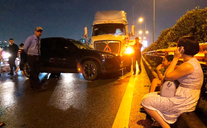 Chiếc ôtô Mazda CX5 chở nhiều người, trong đó có trẻ nhỏ khi gần đến nút giao cầu vượt Đỗ Xuân Hợp thì bị xe đầu kéo container tông trúng.