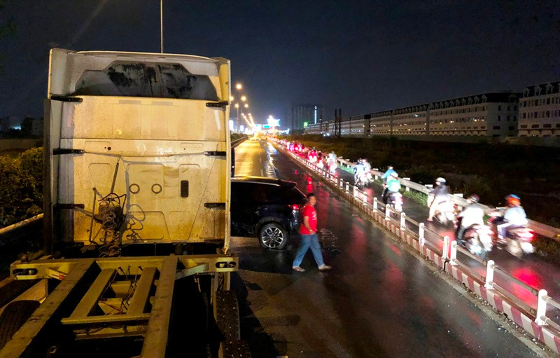 Sự cố khiến cả 2 phương tiện nằm chắn hết phần đường, hàng nghìn phương tiện không thể lưu thông. Giao thông qua khu vực trên tê liệt hoàn toàn.