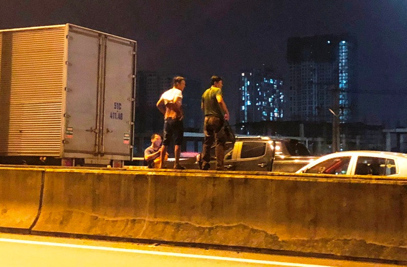 Nhiều tài xế xuống xe đứng chờ trên cao tốc vì sự cố. Điều đáng nói là vụ tai nạn xảy ra khá lâu nhưng không thấy xuất hiện lực lượng CSGT hoặc công an địa phương xử lý, tạm giải tỏa hiện trường...