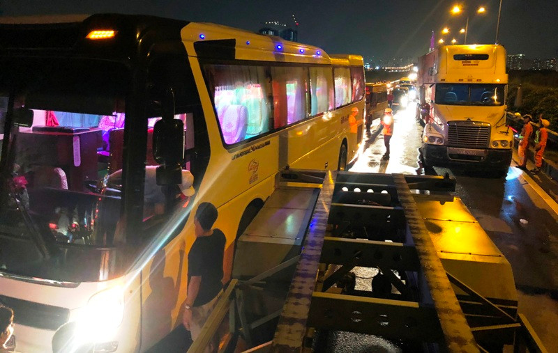 Hàng nghìn phương tiện xếp hàng dài nhiều km trên cao tốc. Nhiều người lâm cảnh khốn đốn vì phải chờ CSGT đến xử lý suốt hàng giờ đồng hồ.