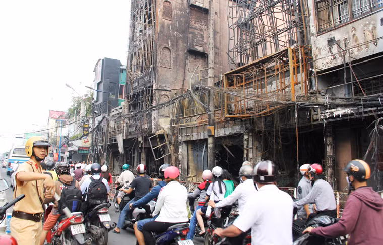 6 căn nhà mặt tiền và một số căn trong hẻm bị cháy sém. Trong đó có 2 quán Karaoke, một cửa hàng bán xe máy và 3 nhà dân kinh doanh buôn bán.