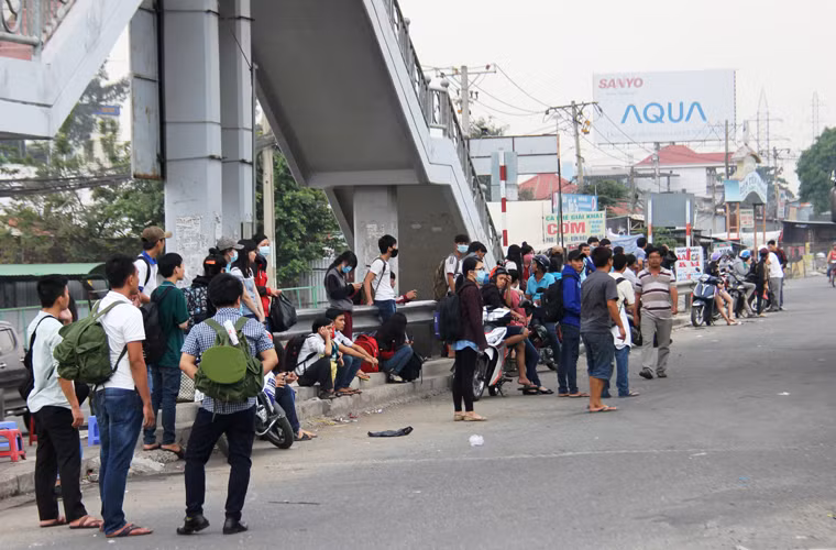 Dọc các tuyến quốc lộ, xa lộ Hà Nội cũng có rất đông khách đứng đón xe.