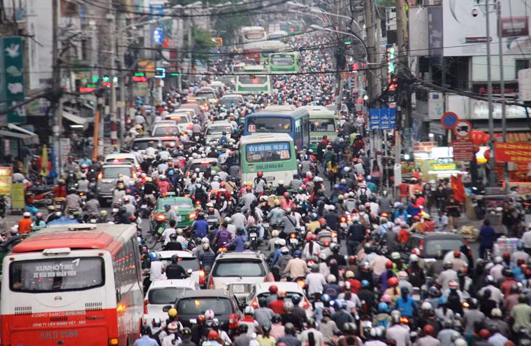 Dòng xe nhích từng chút trong khổ sở...