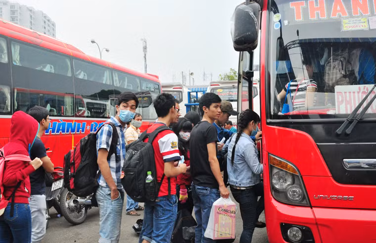 Tất cả đang hối hả để trở về nhà trong kỳ nghỉ Tết dương lịch kéo dài.