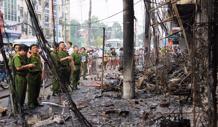 Sau đám cháy, hình ảnh tan hoang, cả dãy nhà, tài sản, xe máy...chỉ còn trơ khung sắt nằm giữa đóng tro tàn khiến ai đi qua cũng không khỏi xót xa.