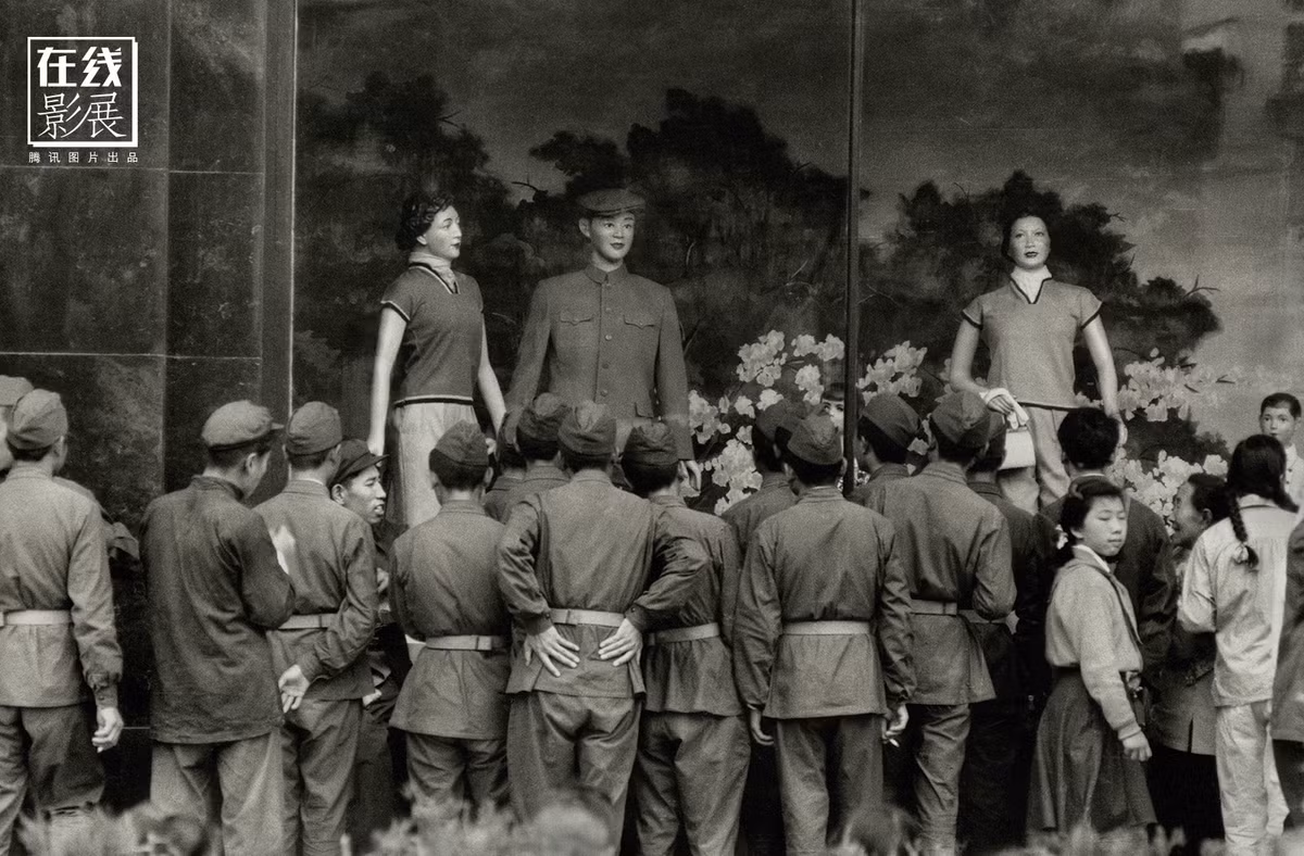 Một nhóm binh lính Trung Quốc tò mò đứng bên ngoài một cửa hàng thời trang kiểu phương Tây ở Bắc Kinh. Ảnh QQ