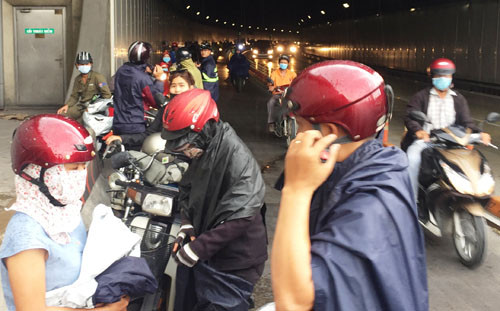 Các hành vi dừng xe trong đường hầm, gầm cầu; đi vào đường cấm, ngược chiều, lấn làn; không chấp hành hướng dẫn của CSGT… sẽ bị tăng gấp đôi mức xử phạt.