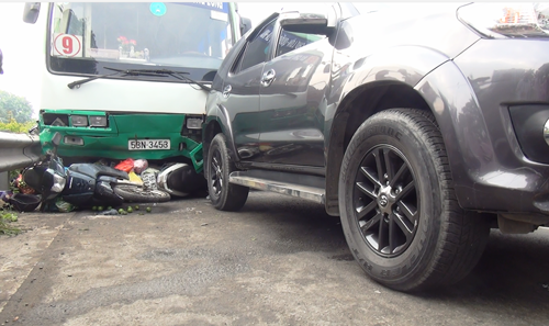 Chiếc xe buýt chỉ dừng lại sau khi tông một ôtô phía trước. Nhiều nạn nhân bị thương nằm la liệt trên đường.