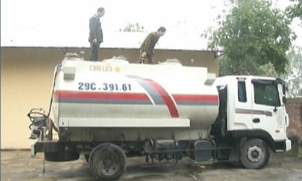 Tuon gan 9000 lit xang may bay cap cho quan doi ban ra ngoai