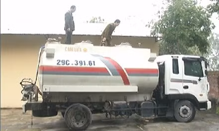 Tuon gan 9000 lit xang may bay cap cho quan doi ban ra ngoai