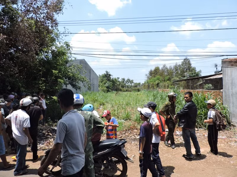 Phat hien thi the nguoi dan ong dang phan huy trong bui co