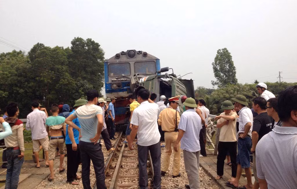 Hy huu: Xe tai bi tau dam, mac ket tren thanh cau