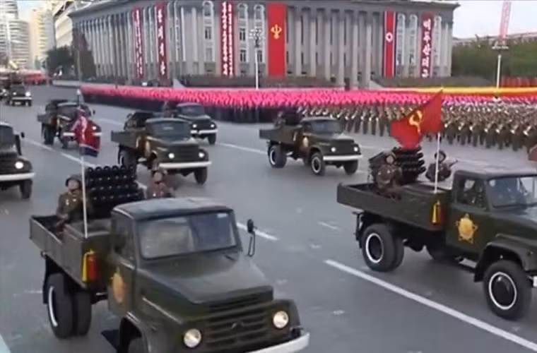 Cuộc duyệt binh của Quân đội Triều Tiên năm nay tiếp tục cho Mỹ - Hàn Quốc thấy rõ sức mạnh khủng khiếp của pháo binh nước này với đủ kiểu loại pháo. Ảnh: Pháo phản lực 107mm đặt trên khung gầm xe ô tô Sungri-61NA Triều Tiên tự sản xuất.