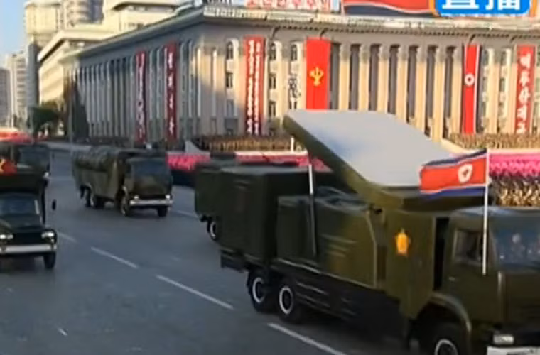 Trong cuộc duyệt binh năm nay, Quân đội Triều Tiên một lần nữa phô diễn hệ thống phòng không tầm xa bí ẩn của nước này, được cho là học hỏi công nghệ S-300 Liên Xô. Ảnh: Xe radar không rõ tên gọi có kiểu dáng giống loại 30N6E – đài điều khiển hỏa lực tổ hợp S-300.