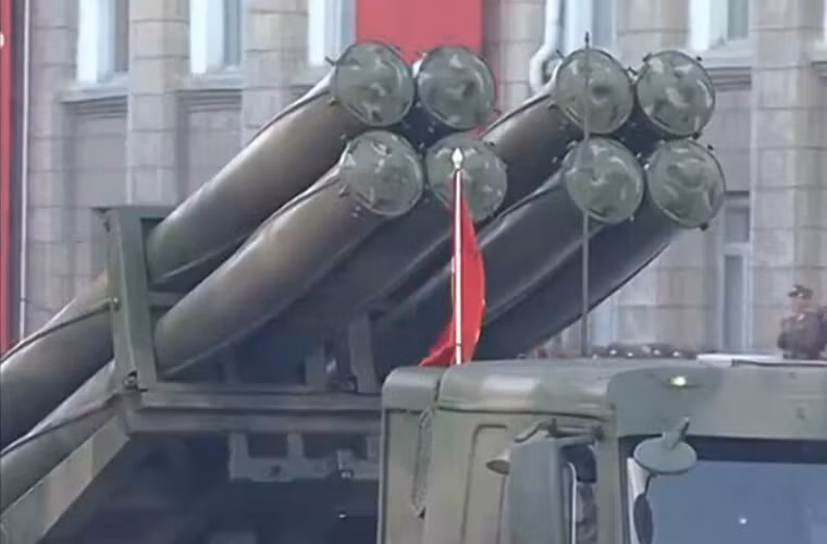 Pháo phản lực phóng loạt cỡ 300mm bí ẩn mà Triều Tiên lần đầu công bố.