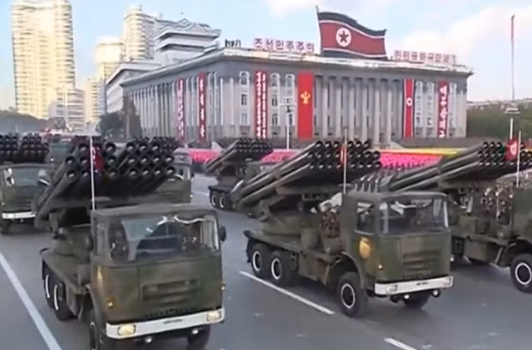 Pháo phản lực phóng loạt 240mm với tầm bắn đủ sức vươn tới thủ đô Seoul (Hàn Quốc) nếu đặt ở khu phi quân sự DMZ.