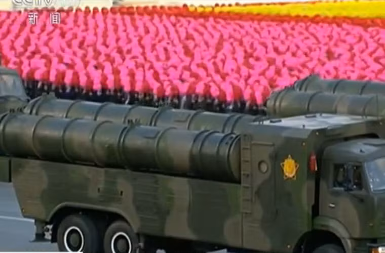 Xe phóng tên lửa tự hành của tổ hợp tên lửa “sao chép” S-300.