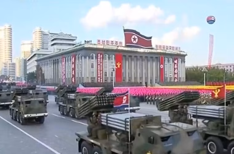 Pháo phản lực phóng loạt 122mm do Triều Tiên tự sản xuất, được bố trí 40 quả đạn dự trữ ngay trên thùng xe cho khả năng bắn loạt 80 quả cực nhanh.