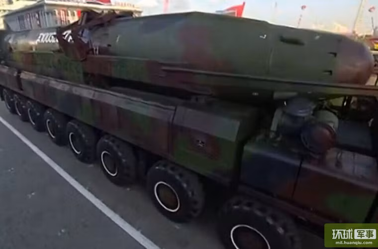 Một trong những loại vũ khí mà Quân đội Triều Tiên khiến thế giới tiếp tục “sốc” là tên lửa đạn đạo liên lục địa KN-08 có tầm bắn khoảng 10.000km – đủ khả năng vươn tới nước Mỹ.